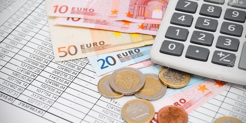 Euros money, the calculator and documents. seguro vida más barato